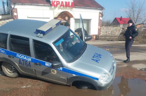 Милицейский автомобиль провалился в яму в Полоцке. Фото из соцсетей