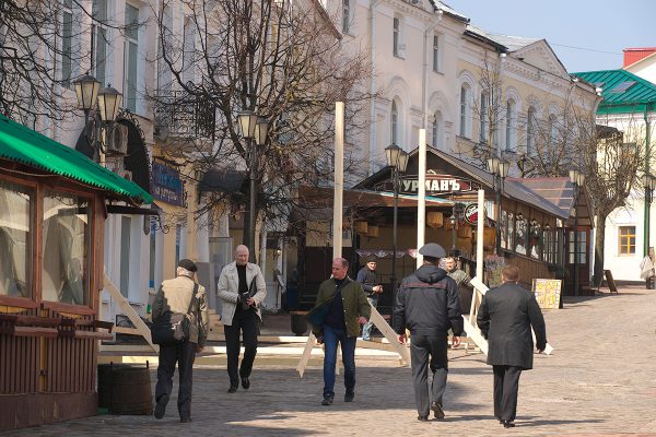 На улице Суворова напртоив ратуши строят новую веранду летнего кафе. Фото Сергея Серебро