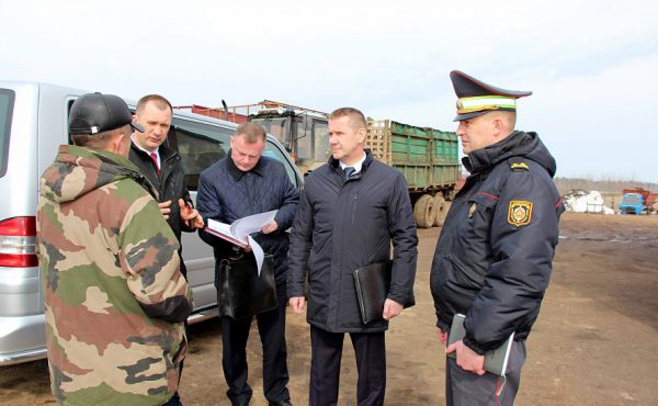 Прокурор Витебской области и начальник УВД нашли разбросанную по мехдвору сеялки. Фото прокуратуры Витебской области