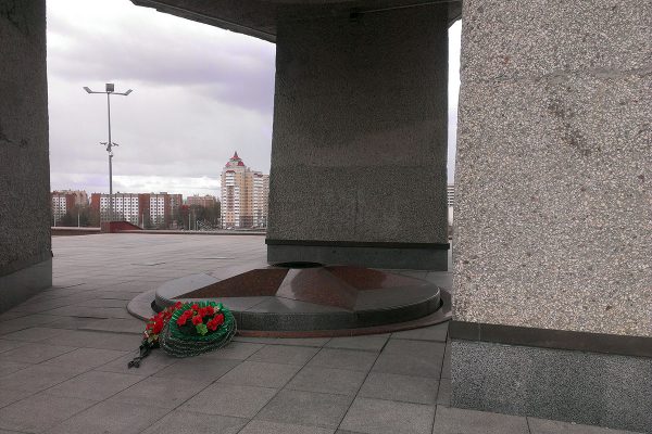 Сильный ветер задул в Витебске вечный огонь. Фото Сергея Серебро