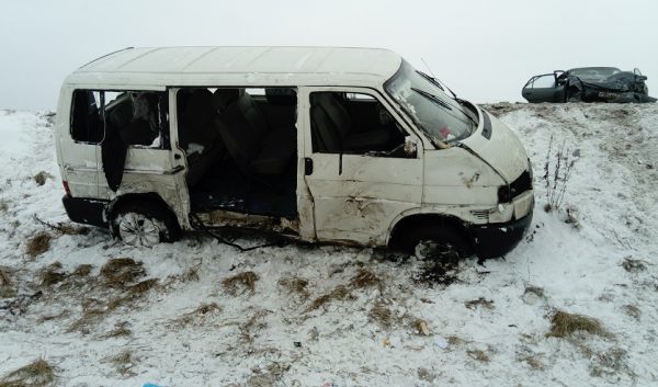 Микроавтобус, врезавшийся в Оршанском в легковушку, когда пострадали несколько человек, был на «лысой» резине. Фото СК