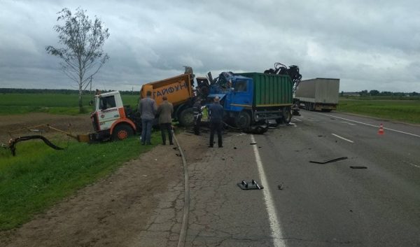 В Бешенковичском районе при ремонте дороги столкнулись два МАЗа, погиб дорожный рабочий. Фото УСК