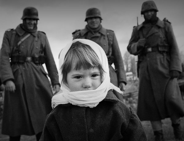 Ребенок и немецкие солдаты. Кадр их художественного фильма