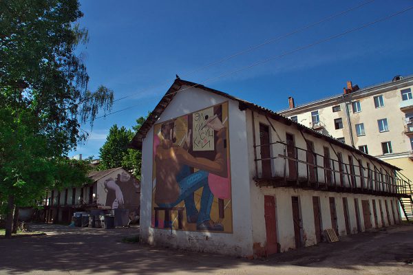 Портрет Эль Лисицкого рядом с новым граффити. Фото Сергея Серебро