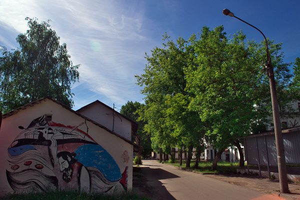 Одно из старых граффити во дворах на улице Кирова. Фото Сергея Серебро