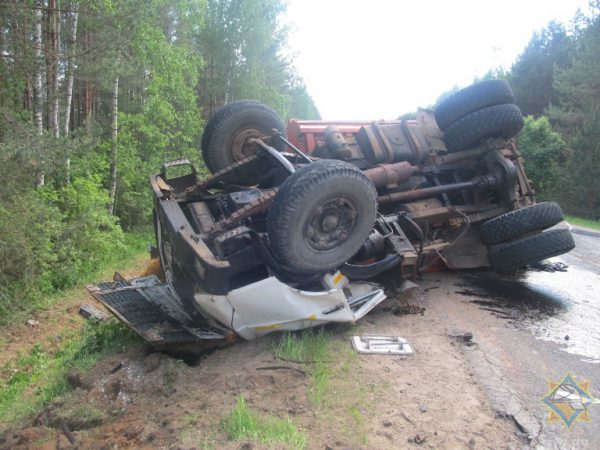 В Докшицком районе перевернулся «МАЗ», заблокированными в кабине оказались водитель и автостопер из России. Фото МЧС