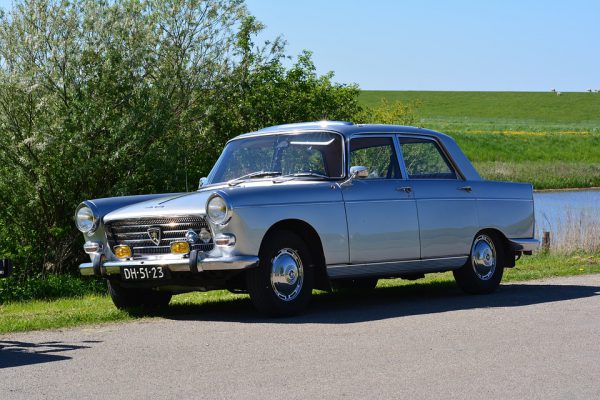 Peugeot 404. Старый автомобиль, олдтаймер. Фото pixabay.com