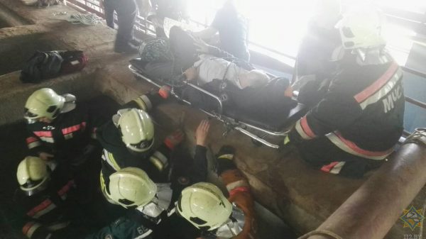 7 мая в цеху №008 завода «Полимир» рабочий упал в песчаный фильтр фильтровальной станции. Фото МЧС