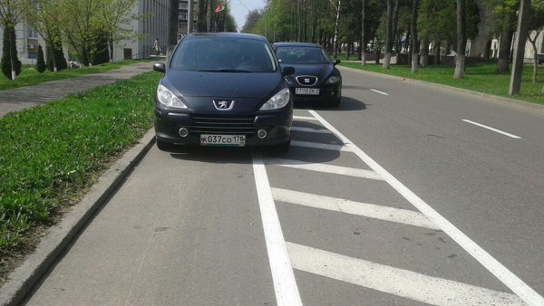 Российские туристы паркуются на велодорожке в Полоцке, устроенной на деньги ЕС. Фото vk.com/zhalobapolotsk