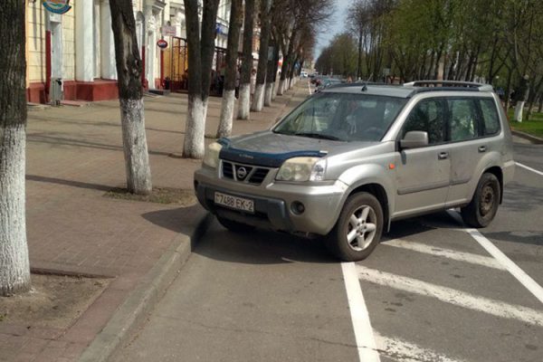 Российские туристы паркуются на велодорожке в Полоцке, устроенной на деньги ЕС. Фото vk.com/zhalobapolotsk