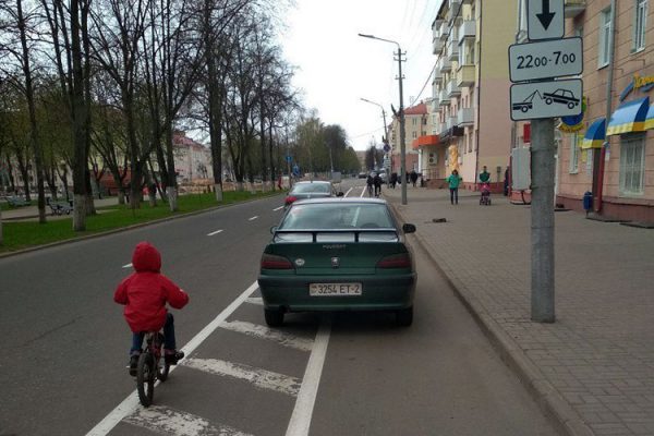 Российские туристы паркуются на велодорожке в Полоцке, устроенной на деньги ЕС. Фото vk.com/zhalobapolotsk