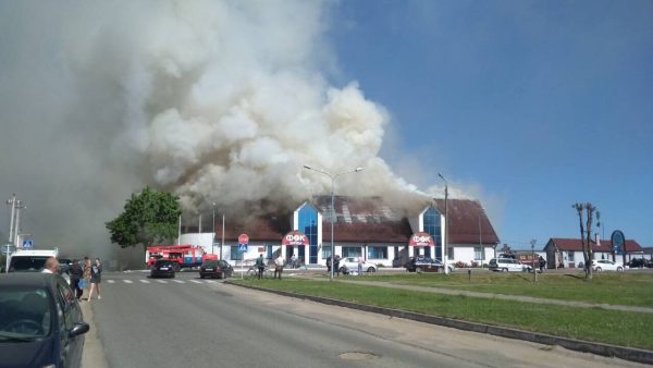 В Миорах начался пожар в здании физкультурно-оздоровительного комплекса. ВИДЕО