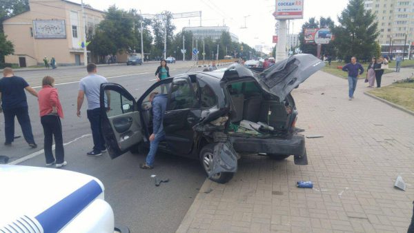 Во время празднования Дня города около 11:00 в Витебске на проспекте Черняховского в районе гостиницы «Лучеса» произошло столкновение двух легковых автомобилей. Фото Алексея Андреянова