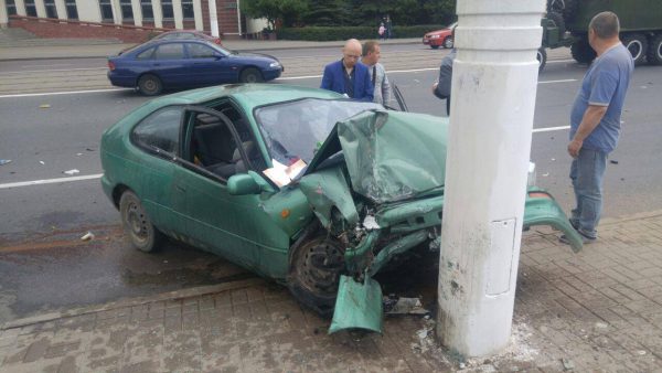 Во время празднования Дня города около 11:00 в Витебске на проспекте Черняховского в районе гостиницы «Лучеса» произошло столкновение двух легковых автомобилей. Фото Алексея Андреянова