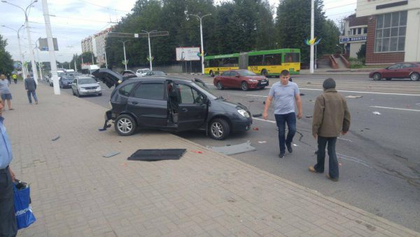 Во время празднования Дня города около 11:00 в Витебске на проспекте Черняховского в районе гостиницы «Лучеса» произошло столкновение двух легковых автомобилей. Фото Алексея Андреянова