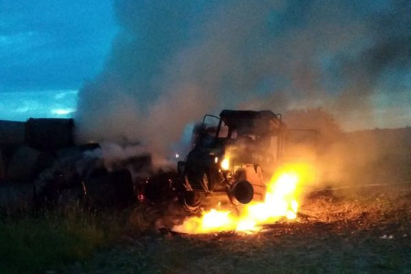 Серия пожаров сельхозтехники продолжается — трактор сгорел в Браславском районе. Фото из социальных сетей