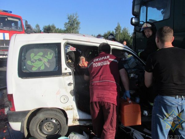 В Дубровенском районе пикап влетел в лоб фуре, его водитель погиб, а пассажирка в больнице. Фото МЧС