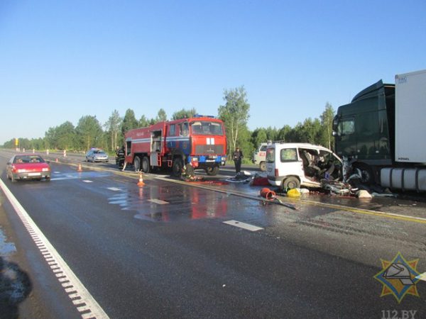 В Дубровенском районе пикап влетел в лоб фуре, его водитель погиб, а пассажирка в больнице. Фото МЧС