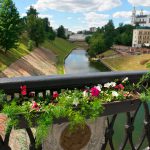 Фотофакт: В Витебске мосты украшают живыми цветами