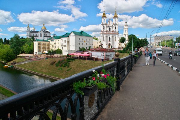 Цветники с живыми цветами появились Октябрьском мосту в центре Витебска. Фото Сергея Серебро