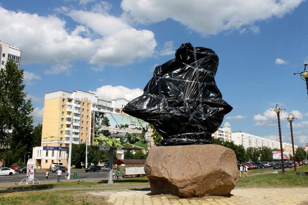Наяда в  черном — в Витебске появилась скульптура божества Лучосы. Фото Юрия Шепелева