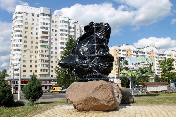 Наяда в  черном — в Витебске появилась скульптура божества Лучосы. Фото Юрия Шепелева