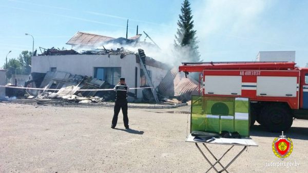На месте крупного пожара физкультурно-оздоровительного комплекса в Миорах работает следственно-оперативная группа. Фото УГКСЭ