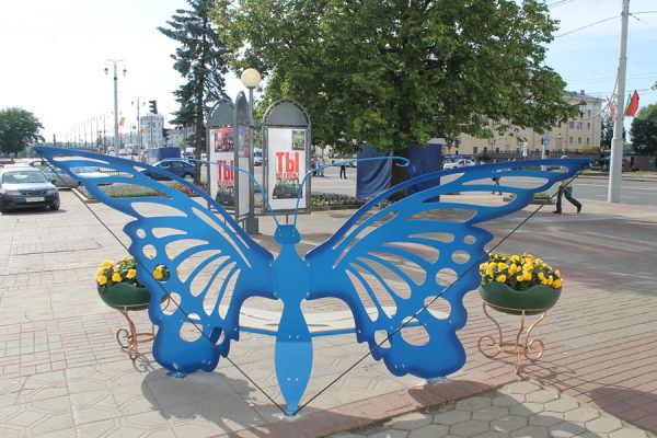 В Витебске возле универмага установили бабочку-скамейку. Фото Юрия Шепелева