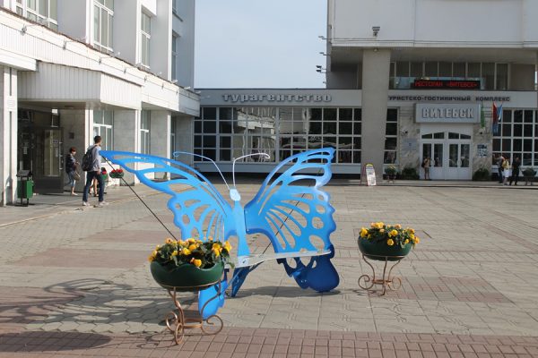 В Витебске возле универмага установили бабочку-скамейку. Фото Юрия Шепелева