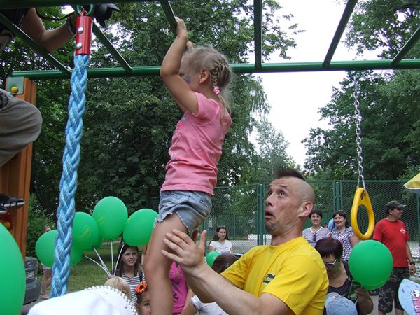 Новую детскую площадку установили в парке Железнодорожников в Витебске. Фото Барбары Терешковой