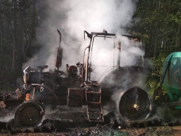 Пьяный тракторист ехал на «ручнике» — в Россонском районе сгорел трактор. Фото УВД Витебского облисполкома