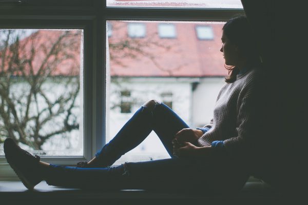 Депрессия, девушка на окне. Фото pixabay.com