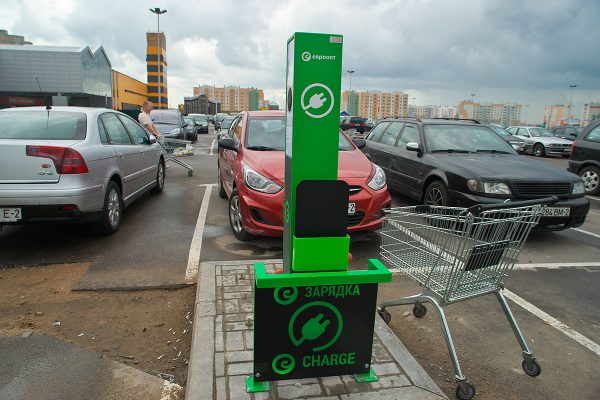 Зарядная станция для электромобилей в Витебске на автостоянке в микрорайоне Билево. Фото Сергея Серебро