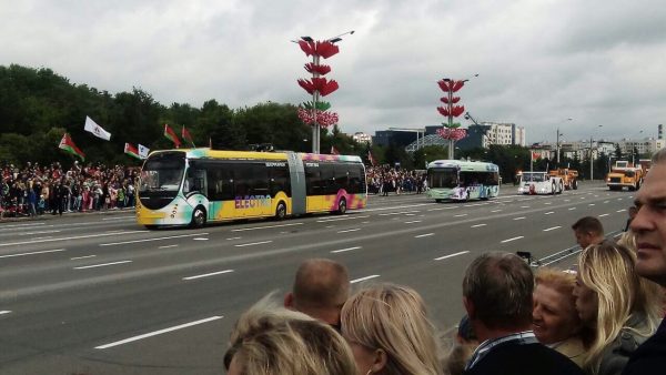 Троллейбус АКСМ-32100D (второй) движется без контактной сети на параде в честь Дня независимости в Минске, 2017 год. Фото bkm.by