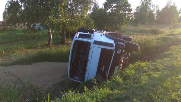 Под Витебском опрокинулся «МАЗ» с зерном. Фото ГАИ