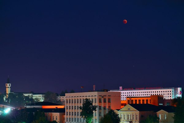 Кровавая Луна и Марс над Витебском. Фото Сергея Серебро