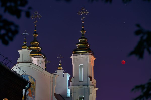 Кровавая Луна и Марс над Витебском. Фото Сергея Серебро