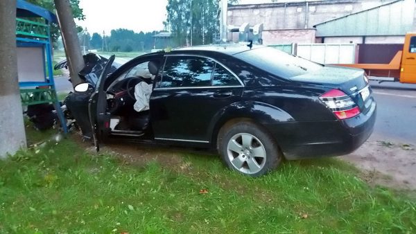 Под Витебском водитель «Mercedes-Benz S500» удирая от ГАИ разбил авто о дерево.  Фото ГАИ