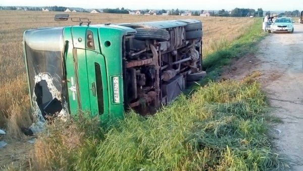 Под Оршей опрокинулся пригородный автобус с 12 пассажирами. Фото ГАИ