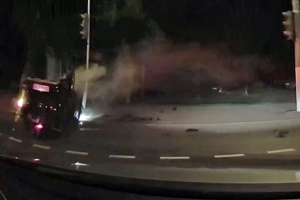 В Витебске ГАИ пыталось задержать пьяного бесправника, при погоне его автомобиль врезался в светофор, перевернулся и загорелся. Скриншот с видеорегистратора ГАИ