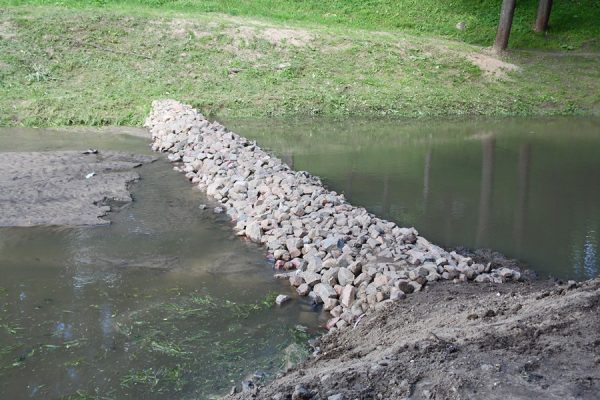 В парке Фрунзе, на ручье Дунай в месте его впадении в Витьбу построили запруду из камней. Фото Юрия Шепелева