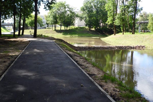 Новая асфальтовая дорожка в парке Фрунзе. Фото Юрия Шепелева