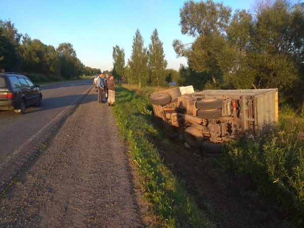 Под Витебском опрокинулся «МАЗ» с зерном. Фото ГАИ