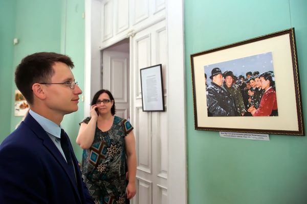 Вице-мэр Виктор Глушин на выставке «Корея – страна утренней свежести: декоративно-прикладное искусство КНДР». Фото Сергея Серебро