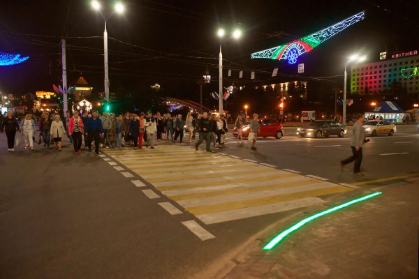 Светодиодный пешеходный переход появился в Витебске. Фото Сергея Серебро