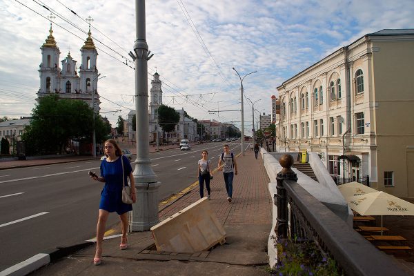 В Витебске на пешеходной части Октябрьского моста через Витьбу после прошедших дождей образовался провал. Фото Сергея Серебро