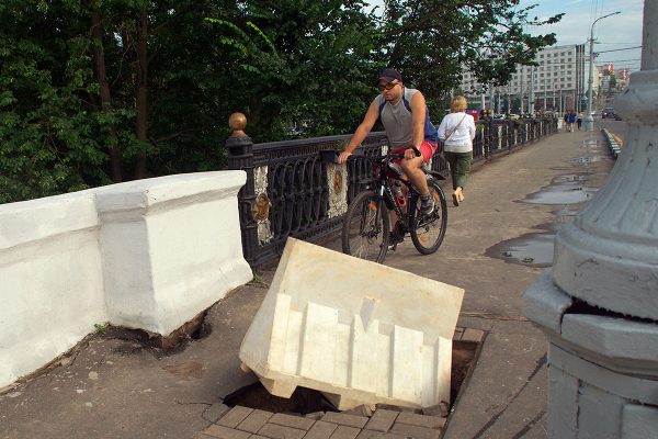 В Витебске на пешеходной части Октябрьского моста через Витьбу после прошедших дождей образовался провал. Фото Сергея Серебро