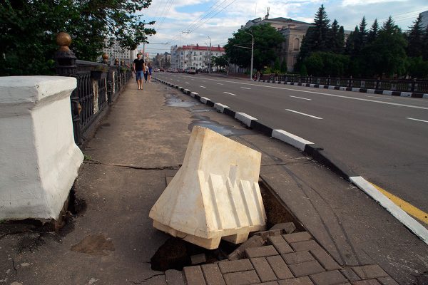 В Витебске на пешеходной части Октябрьского моста через Витьбу после прошедших дождей образовался провал. Фото Сергея Серебро