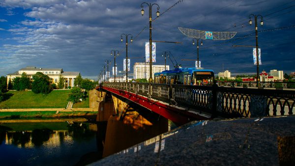 Витебск начали украшать к «Славянскому базару». Фото Сергея Серебро