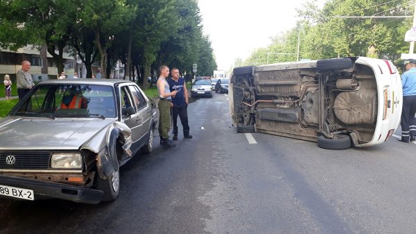 В Витебске такси вылетело на встречку, зацепило другое авто и опрокинулось.  Фото ГАИ